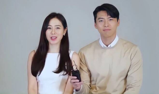 Actors Hyun Bin and Son Ye-jin, who revealed their devotion last month, showed affection through ADs.Hyun Bin and Son Ye-jin announced on the 14th that they appeared in the AD of the largest news agency in the Philippines.The two people who started their public devotion after the TVN Loves Unstoppable which ended in February last year appeared in the AD together with the water in Korea.The two also showed a natural appearance through the AD behind-the-scenes video.Son Ye-jin and Hyun Bin said, Welcome in Filipino (Tagalog) in this video and added, I hope the scene atmosphere will be delivered as this video is also very pleasant.