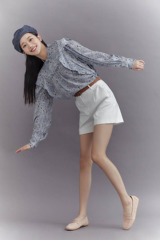 Girl group April Lee Na-eun announced the coming Spring through the shoes picture.Shoes Brand Ginny Kim (JINNY KIM) selected Lee Na-eun as Brand Muse in the 21SS season and released a fresh shoes pictorial with a unique lovely yet youthful mood.Ginny Kim, who celebrated its 15th anniversary this year, will develop a Spring collection with shoes brand that covers all ages as well as 20s through the bright and imposing image Brand Muse Lee Na-eunGinny Kims 21 Spring collection, inspired by Lee Na-euns fresh and youthful image, is released sequentially.Lee Na-eun, who was released today (15th), wore shoes with pastel colors.In a flower pattern mini dress, he matched suede Peter Lawford to show a lovely styling that matches the upcoming spring. In another pictorial cut, he matched a pink color Peter Lawford with a blouse and white shorts with frill detail.Peter Lawford, worn by Lee Na-eun, is a Lay Peter Lawford among Ginny Kims 21 Spring collections, which is a basic design and comfortable fit.DeLay Peter Lawford has been released in eight colors in total, in addition to two colors worn by Lee Na-eunSlipping-proof rubber In-N-Out Burger Sol can be worn with a sense of stability, and it is a perfect casual shoe for a comfortable fit with a fluffy In-N-Out Burger Solo.We have been joined by Brand Muse in line with the active and lovely image of Lee Na-eun, who is active in various fields as well as singing and acting, and the direction that Ginny Kim pursues for 21 years, said Ginny Kim. We expect a variety of 21 Spring collections to be shown together by upcoming Spring, Ginny Kim and Lee Na-eunMeanwhile, Lee Na-eun confirmed the appearance of SBS drama Model Taxi, which is scheduled to be broadcast first in April.In this work, which is considered to be the anticipated work in the first half of the year, he will Lay the role of a hacker, Goeun, who has excellent skills, and will show warm chemistry with Lee Hoon and Lee Som Actors.
