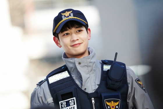 Choi Min-ho (SHINee Minho) unveiled a behind-the-scenes photo of the drama Love Act of Terrace House, capturing attention.Choi Min-ho will make a special appearance as Cop Oh Dong-sik in the original drama Love Act of Terrace House (playplayplayed by Jung Hyun-jung, Jung Da-yeon, directed by Park Shin-woo, planned KakaoM, production and picture).Choi Min-ho, who was released on the 15th, prepared to shoot seriously with a focused expression, and caught the eye with a uniform visual calling for eye cleansing, and called for curiosity about the story of Oh Dong-sik.Choi Min-ho is the back door that he did not take the script out of his hand even during his break, studied meticulously, and completed a lively character through discussions with the director.Especially, in the 17th Love Law of Terrace House, the story of Oh Dong Sik, the mother Solo, will start to love, so expectations are focused on the activity to shine until the end.On the other hand, the last episode of Love Law of Terrace House, which received a hot response due to the appearance of Choi Min-ho, will be released on KakaoTV at 5 pm on the 16th.