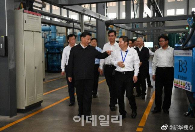 시진핑 중국 국가주석이 지난 2019년 5월 희토류 생산업체인 장시성 간저우 진리 영구자석과학기술유한공사를 시찰하고 있다.(사진=신화통신)