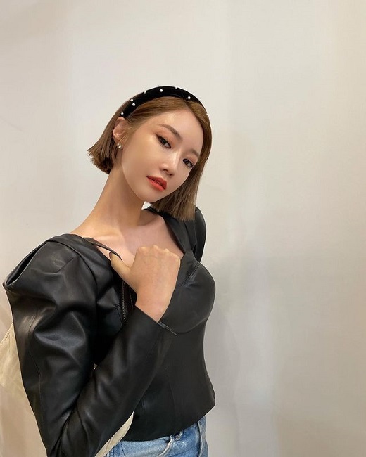 Actor Go Joon-hee has announced his latest situation.Go Joon-hee told Instagram on the 15th: Get your mom bag.I do not know that there are times when the repair cost is more than the new one sometimes. In the public photos, Go Joon-hee poses with a handbag from luxury brand F. He completed a charismatic look with a black leather shirt and jeans.The eyes are also focused on the trademark short-cut hair.On the other hand, Go Joon-hee recently appeared on SBS Jungles Law in Ulleungdo, Dokdo.