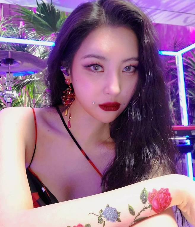 Singer Sunmi showed off her glamorous beautySunmi posted a picture on her Instagram page on February 16 with a cat and rose emoji.In the open photo, Sunmi showed off her beauty with a fatility eye makeup, red lip, and accessories reminiscent of Flower.The point was given to the mouthtail with a cubic, making it more colorful: a strapless sleeveless fashion with a slender shoulder line and a flower Tattoo on the arm are impressive.In this post, group Girls Generation Taeyeon commented mouthtail sparkle and showed friendship.Meanwhile, Sunmi will release a new album T tail at 6 pm on February 23rd.Earlier, the agency released the title song TAL and the song What The Flower as a track list.