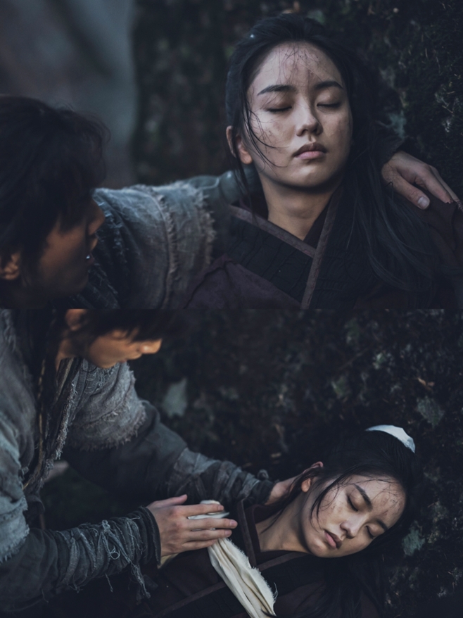 Kim So-hyun, a river of moonrise, was spotted collapsed.On the 15th, KBS2 monthly drama The River with the Moon (playplayplay by Han Ji-hoon and director Yoon Sang-ho) was first broadcast.The River on the Moon is a fusion historical drama romance that depicts the princess Pyeong-gang (Kim So-hyun), where Goguryeo was the whole of her life, and the unfailing love of General Ondal (JiSoo), who made love history.From the first broadcast, it ranked first in the same time zone with a high audience rating of 9.4% (Nilson Korea provided, Part 2) nationwide.Especially in the first broadcast, from the first meeting between young Pyeong-gang (Heo Jung-eun) and Ondal (Seo Dong-hyun), the past of Pyeong-gang, who lost his mother, Kim So-hyun, and General Ondal, who broke up with his father, Onhyeop (Kang Ha-neul), were drawn and caught the attention.In addition, the appearance of Ondal, who has been keeping Pyeong-gang since his childhood as a fathers father, seemed to foretell the narrative of Pyeong-gang and Ondal in the future.At the end of the first broadcast, Pyeong-gang and Ondal, who became adults, met again and added curiosity.Meanwhile, on the 16th, the production team of The River Flowing the Moon released a steel containing the fallen Pyeong-gang and the on-moon caring for him.The photo shows a psycho-gang who fell unconscious.Pyeong-gangs face, full of sweat, dirt and wounds, is curious about what happened to him earlier.Ondal is caring for such a Pyeong-gang, and the character of Ondal, who was precious to the life of a deer, an animal that can not speak, is visible at a glance.Ondal, who saw Pyeong-gang and Pyeong-gang, who had no memories of childhood, and said, I know you.This still cut captured the scene where the two met again. What did Pyeong-gang go through and fall like this?Ondal wonders how he finds and takes such a Pyeong-gang.The moon is floating, said Pyeong-gang and Ondal, full-scale from the second time, he said. Please expect the story of Pyeong-gang and Ondal, which will be more exciting in the future.It aired at 9:30 p.m.