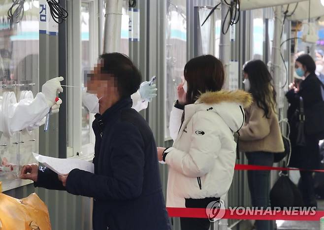 검체 검사 받는 시민들 지난 15일 오후 서울역에 마련된 코로나19 임시 선별검사소에서 의료진이 검체를 채취하고 있다. [연합뉴스 자료사진]