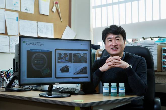 박성흠 부경대 물리학과 교수팀은 해외 수입에 의존하던 CMOS 이미지 센서용 근적외선 차단 필터를 독자적인 기술로 개발했을 뿐 아니라 성능을 더 향상시켰다. 남윤중 제공