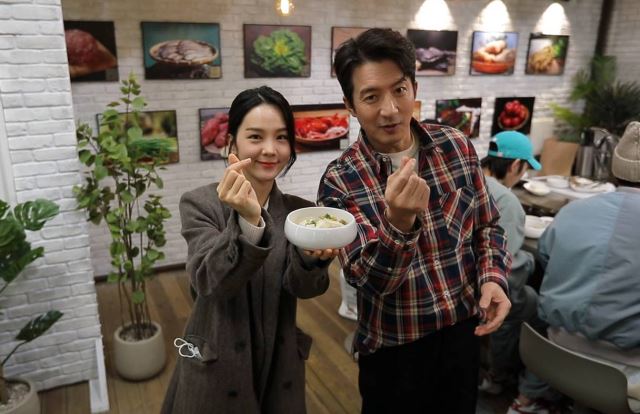 SBS Maman Square Baek Jong-won gives actor Lee Sun-bin a memorable Travel of emotion.SBSs Matsunam Square, which will be broadcast at 9 p.m. on the 18th (Thursday), depicts people meeting through Drivethrough Square after last week.While Jung Joon-ho and Song So-hee have held a delicious meeting with citizens to gather topics, actor Lee Sun-bin will appear on the show.The Baek Jong-won table giblet noodle was completed, and citizens who visited the drive-through square began to taste in earnest.Citizens were impressed by the taste of the soup that was refreshing to the inside, especially the citizens who shot the noodle noodles in a bowl, and they wondered about the taste.On the other hand, the spicy soy sauce noodle prepared by the spicy food that is not good for the guests also caught the taste of both men and women.Another guest appeared after the sharing of the noodle noodles and the noodle noodles of the noodles was successfully completed.The owner of the doll beauty, Lee Sun-bin, visited the Matnam Square as the third Agricultural Products Spokesperson. When Lee Sun-bin came with the specialties that he usually liked, the members attention was poured into the specialties.Lee Sun-bin laughed at the mischievous jokes of the members who seemed to welcome the special products more, expressing his witty sadness, saying, I came too!Meanwhile, the specialty brought by Lee Sun-bin was Potato.Lee Sun-bin revealed that Potato had been a soul food since childhood, explaining why he brought Potato.Lee Sun-bin also showed his love for Potato, saying that he eats Potato first in chicken fried soup or steamed chicken than chicken Meat.Lee Sun-bin asked Baek Jong-won to make Potato Food, which had soothed hunger during his hard days as a trainee.Lee Sun-bin recalled memories of Potato, saying that there is a regular house that must go out when family members eat out.Baek Jong-won surprised everyone by revealing that he packed and sampled food directly from Lee Sun-bins regular house to perfectly Jaehyun the food containing the memories of Lee Sun-bin.Lee Sun-bin, who tasted the food of Baek Jong-won afterwards, said, It is the taste that I ate when I was young.Nongbengers also inhaled the food storm and flooded the request for refill.The story of Potato, which comforted Lee Sun-bin during difficult times, and the identity of the food using the Jaehyun Baek Jong-won Potato can be seen on SBSs Matnam Square which is broadcasted at 9 pm on the 18th (Thursday).Photos