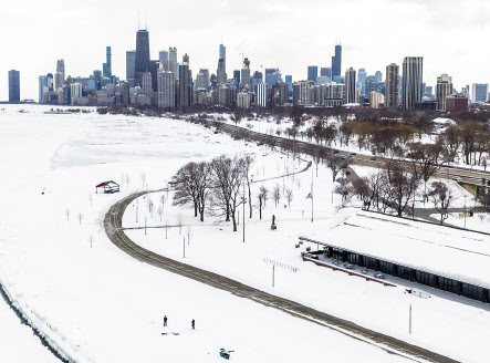 미 전역에 기록적인 폭설이 내린 가운데 16일(현지시간) 미 일리노이주 시카고 일대에 약 45㎝의 눈이 내려 주변이 모두 하얗게 변했다. [EPA]