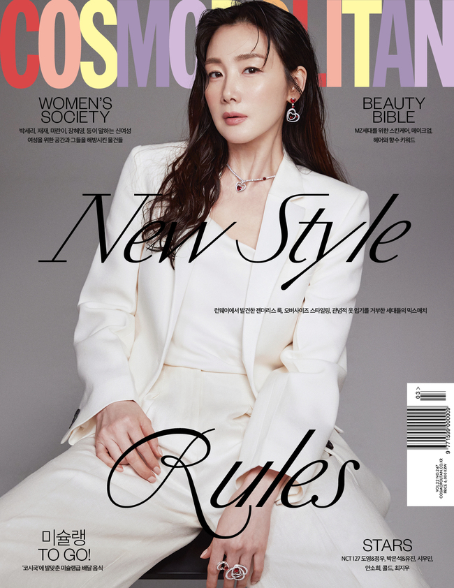 Actor Choi Ji-woo has revealed the latest.Choi Ji-woo re-appeared on Cosmo Politan cover in April 2005, 16 years after she first decorated Cosmo Politan Koreas first Korean cover.In this picture with the jewelery brand, she expressed various emotions that bloom in the life of women such as joy of love, elegance, and sensuality.In an interview after the filming, I wake up to the sound of a baby and observe to grow up all day.I think I was lying still yesterday, but I am quickly acquiring my skills as a human being by using my hands and feet.In the meantime, I shoot slowly like today, and I watch dramas and movie scenarios for a while. If you thought a little narrow before that, you will now look farther away.I can see my friends who were not close, and at the same time, the existence of people who have been with me for a long time feels more precious. I think I want to be a good influence. Asked whether he is happy now, he said, Kokoro has become Signes extérieurs de richesse.I was playing with my child, watching the snow fall, organizing the house, reading the scenario, and suddenly I heard Kokoro.Happiness is not a pursuit or achievement, but it seems to rise sometimes, and it is a very ordinary moment that is not great. 