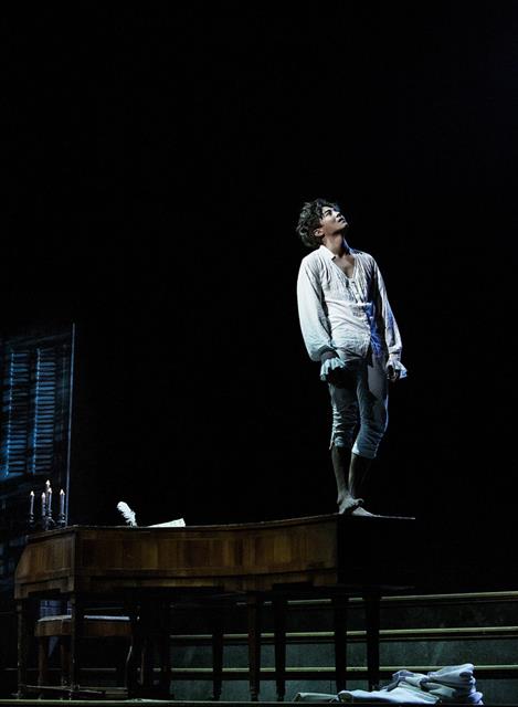 연극 ‘아마데우스’에서 모차르트를 연기하는 박은석.PAGE1 제공