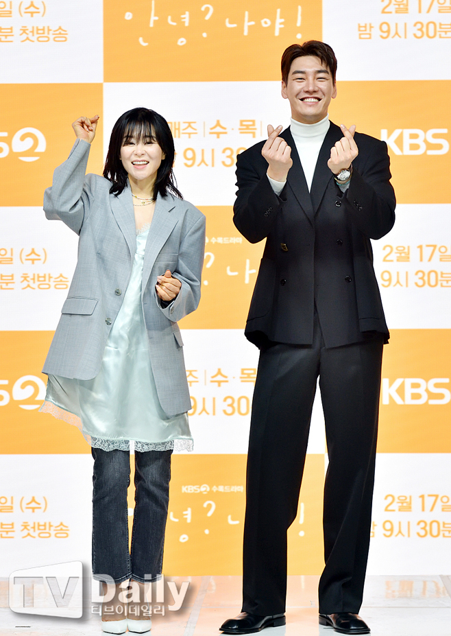 KBS2s new tree drama Hello? Its Me! (playplayplay Yoo Song-i and director Lee Hyun-seok) was presented live online on the afternoon of the 17th.Lee Hyun-seok PD, Actor Choi Kang-hee, Kim Young-kwang, Lee Re, and Eum Moon-suk attended the production presentation.Hello? Its me!is a fantasy-growing romantic comedy drama in which I was 17 years old, who was not afraid of anything in the world and was hot for everything, came to me and comforted me to the 37-year-old heroine, Vani (Choi Kang-hee), who has both love and dreams.