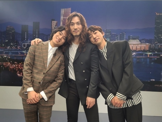Sing Again TOP3 Lee Seung-Yoon - Jung Hong-il - Lee Mu-Jins JTBC The Newsroom behind the scenes attracts attention.On the 17th, Sing Again TOP3 Lee Seung-yoon - Jung Hong-il - Lee Mu-Jins official Instagram said, This is JTBC The Newsroom!After the recording, the picture was posted along with the article When you take a picture together, the friendly atmosphere of Sun, Kang, and Tal TOP3.Inside the photo is Lee Seung-yoon - Jung Hong-il - Lee Mu-Jin, who is taking a warm pose on the side of the The Newsroom broadcast scene.Recently, they appeared on JTBC The Newsroom and became a hot topic.Their warm chemistry caught the attention of netizens.On the 17th, Showplay Entertainment reported on JTBCs Sing Again TOP3 winner Lee Seung-Yoon, No. 29 Jung Hong-il and No. 63 Lee Mu-Jin Instagram Open.JTBC Sing Again, which was broadcasted with a hot interest, renewed its own ratings every time, exceeding 10% of the audience rating, and signed a concert contract with showplay and management.Showplay will take charge of the management of Sing Again TOP3 for the next year and will take charge of TOP10 national tour concert.TOP3, which showed the proven star and musicality through broadcasting, actively focuses on music activities from national tour concerts to new song releases.
