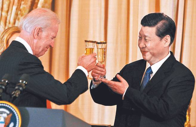 2012년 2월 14일 미국 워싱턴 국무부에서 열린 오찬에서 조 바이든 당시 부통령과 시진핑 부주석이 잔을 마주치고 있다. 당시 시진핑 부주석은 양국이 보호주의를 지양하고 번영을 위해 협력하자는 미국의 제안을 환영한다고 밝혔다. [로이터=연합뉴스]