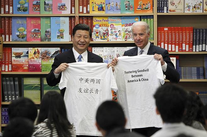 2012년 2월 17일 바이든과 시진핑이 양국의 우호를 다지자는 내용이 쓰인 티셔츠를 들고 있다. 이 티셔츠는 미국 캘리포니아 사우스게이트에 있는 국제연구학습센터 학생들이 두 사람에게 선물한 것이다. [AP=연합뉴스]