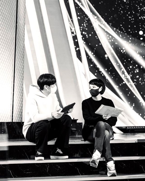 Kim Hye-soo posted two photos on his 18th day with an article entitled 2/9 rehearsal with #Yoo Yeon-seok on his instagram.Kim Hye-soo, in the public photo, is sitting on the stage facing Yoo Yeon-Seok, who is in rehearsal, but is serious like a real awards ceremony.The aura of two people who come through the black and white effects attracts attention.Meanwhile Kim Hye-soo appears in the Netflix original series Juvenile Justice.Juvenile Justice is a human court drama that takes place when a judge who hates Young Offender takes a new position in a district court juvenile department.