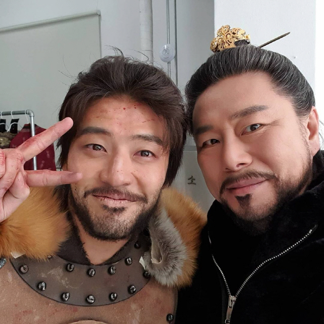 Actor Kim Beop-rae praised Kang Ha-neulKim Beop-rae said on the 19th, The sky that I meet for the first time today!I grew up watching the performances I did. I will always support the wonderful Actor who is also known and good personality is infused into every action. The photo showed Kang Ha-neul and Kim Beop-rae posing affectionately.Kang Ha-neul, who comes out as a armed man of Goguryeo in the Moon Rising River, has drawn a V with a bright Smile next to his senior Kim Beop-rae, unlike his charismatic visuals.Kim Beop-rae also caught the eye with an intense force in a gentle Smile.On the other hand, Kang Ha-neul and Kim Beop-rae are appearing on KBS 2TV monthly drama The Moon Rising River.