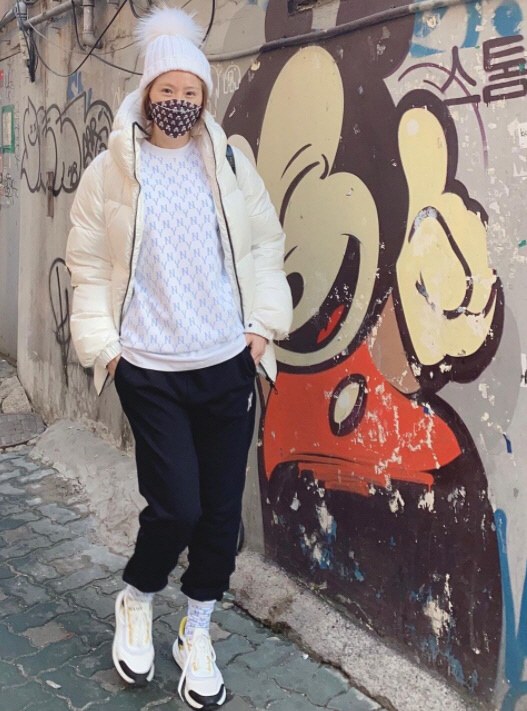 Actor Yoon Mi Lee has revealed the daily life of Joona Sotala.Yoon Mi Lee wrote on his Instagram on the 19th, Younnam-dong entry to the training fashion.I have been doing it for a day ~ and posted a picture.In the open photo, Yoon Mi Lee poses at the meeting place, Yeonnam-dong.Yoon Mi Lee completed a comfortable yet stylish fashion with a fur hat and a churning.Meanwhile, Yoon Mi Lee has three daughters in 2006 with composer and singer The main video lesson and marriage.