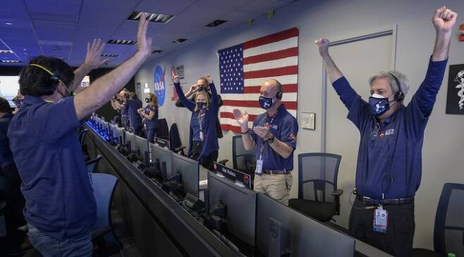 퍼시비어런스가 화성에 무사히 착륙했다는 신호가 도착하자 미국항공우주국(NASA) 제트추진연구소(JPL) 직원들이 환호하고 있다. Bill Ingalls/NASA 제공