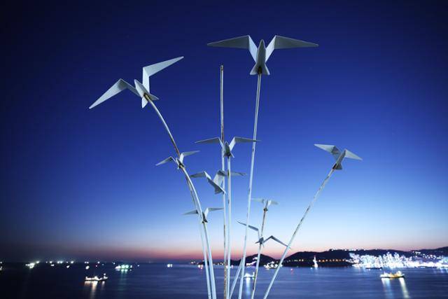 영도 흰여울문화마을의 조형예술작품 ‘흰여울 갈매기의 꿈(박경석 작)'. 흰여울마을의 진짜 여행은 어둠이 내릴 무렵부터 시작된다. ⓒ박준규