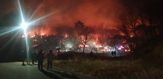지난 18일 강원 양양군 양양읍 사천리에서 발생한 불이 점차 산으로 번지고 있다. 사진 양양군
