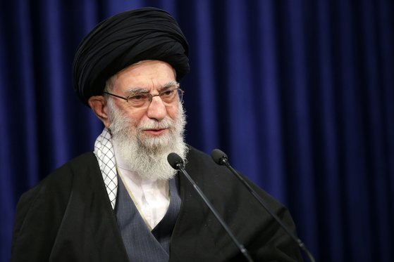 아야톨라 하메네이 이란 최고지도자가 8일 이란 텔레비전 연설에서 미국과 이란 백신의 수입 금지를 명령하고 있다. [AP=연합뉴스]