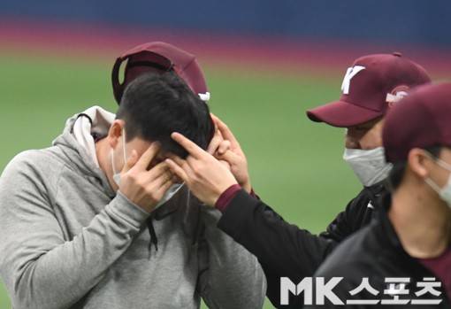 손가락 사이 빈틈을 노려 가격하는 이승호.