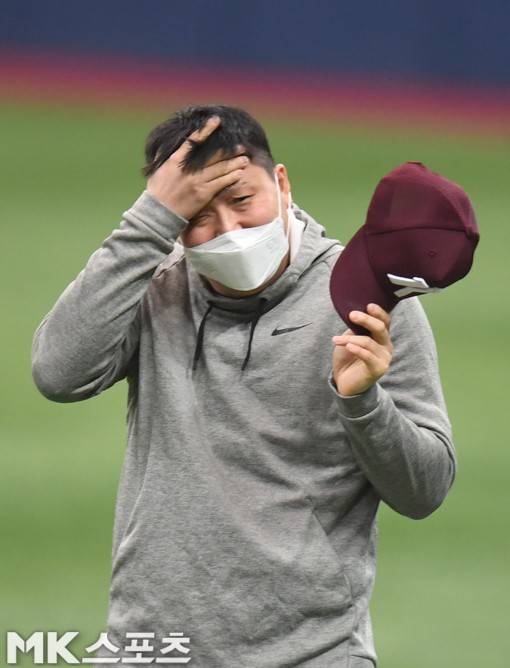 2전 2패로 공포의 딱밤을 두 대나 맞은 김태훈. "고척돔에서 별을 봤어요"