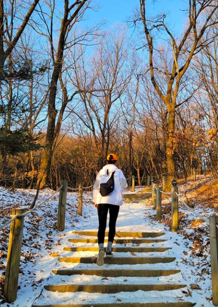 Actor So Yoo-jin delivered the start of the day through the photo.Sooo-jin posted several photos on his SNS on the morning of the 19th, saying, Lets try today. Cheonggyesan, who had a good sunshine.Thank you for your precious morning time. The photos she uploaded on the day show her climbing the mountain: comfortable attire, and the daily life of So Yoo-jin in a mask is impressive.SamBrother and Sister are expected to climb acquaintances and mountains between school and daycare center respectively.Meanwhile, Sooo-jin has been focusing on entertainment and parenting activities rather than acting activities.So Yoo-jin SNS