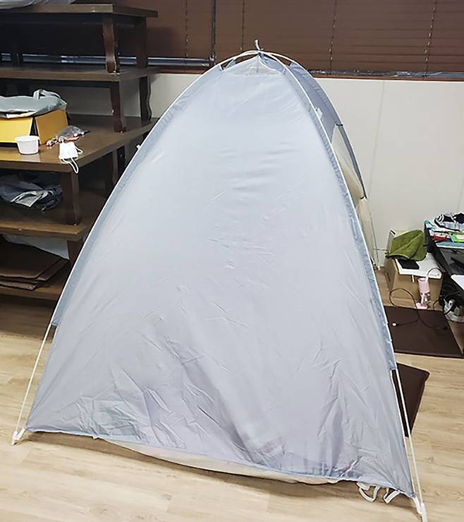 코로나19 전담병원인 한 공공병원의 장례식장에 의료진이 쉬는 장소로 이용되는 텐트. 이 병원 직원들이 직접 촬영해 제공.