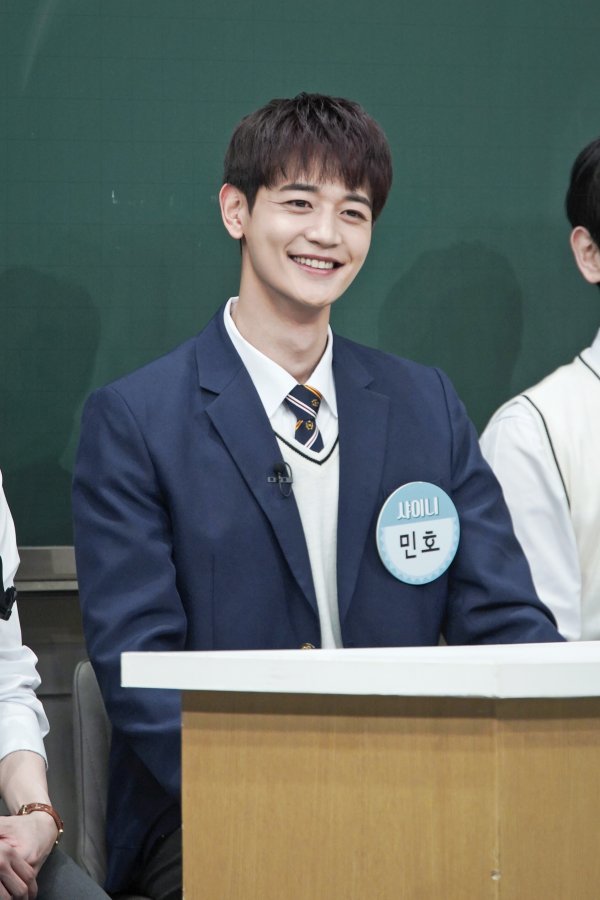 SHINee Minho laughed with an anecdote with Marines senior Akdong Musician Chan Hyuk.According to the production crew, SHINee recently released the episode that had been accumulated in the Knowing Bros recording.Especially, in the appearance of the same age friend, Ki and Minho, Onew and Taemin laughed as if they were already familiar.In addition, SHINee Minho attracted attention by revealing the story of Marines senior and junior Akdong Musician Chan Hyuk.Chan Hyuk appeared on Knowing Bros after his discharge and mentioned the video letter that he left to Minho, who was serving as a private at the time.At that time, Chan Hyuk said, Minho is sucking MOP now. Minho said, At that time, he was really sucking MOP in the military.He knew the situation correctly. Minho responded to Chan Hyuk with a video letter and showed off his friendship from the music industry to Marines.SHINee Minhos cute army bravado can be found on Knowing Bros, which is broadcasted at 9 pm on the 20th.