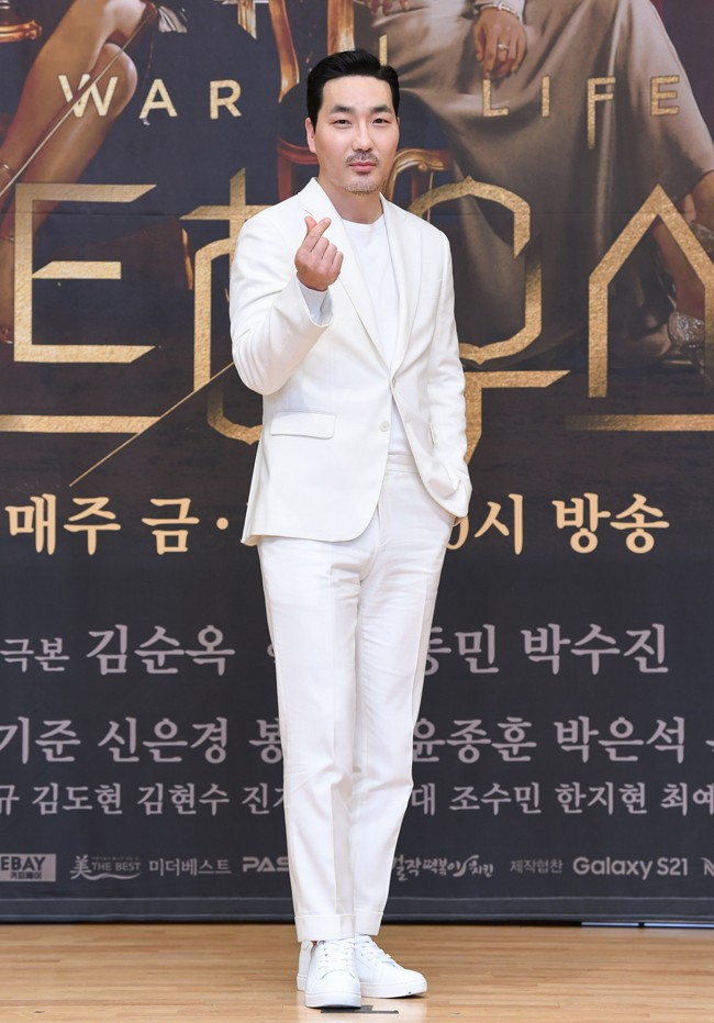 Actor Ha Do-kwon is attending the SBS gilt drama Pent House 2 online production presentation held on the 19th.Photo: SBS