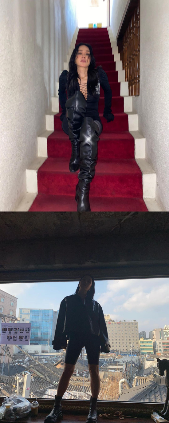 Singer and Actor Uhm Jung-hwa flaunted a diva-down glamorous visualUhm Jung-hwa posted several photos on her SNS on the 19th, saying, Im not mad, Im not mad, Im not mad, Im not gonna show you, Im good, Im good, Im good at silhouette.The photo shows the Uhm Jung-hwa, who was sitting on the stairs wearing a long boots and boasting sexy charm, and also showed photos that showed intense charisma despite the reverse light.In particular, Uhm Jung-hwa was born in 1969 and became 53 years old based on Korean age.While visuals, as well as unconventional fashion, were perfectly digested, and I admired it, A chance to upload an Insta photo today. I will not miss it.The obsession with SNS caused a laugh.Uhm Jung-hwa released a new song Hopi Pattern last December, and recently she has been challenging her first entertainment MC with TVN On and Off.=