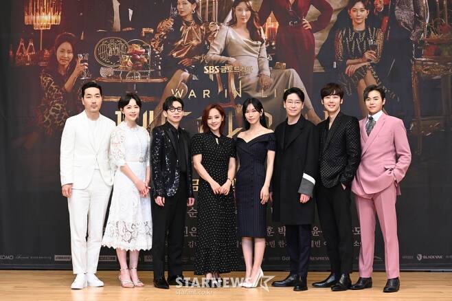 Actors Ha Do-kwon, Yoon Joo-hee, Bong Tae-gyu, Eugene, Kim So-yeon, Um Ki-joon, Yoon Jong-hoon, and Park Eun-suk are posing for the SBS gilt drama Penthouse 2 production presentation, which was broadcast live online on the afternoon of the 19th./ Photos