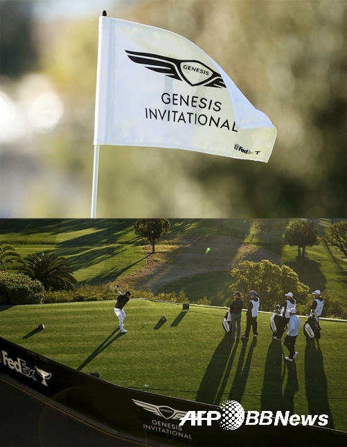 미국 캘리포니아주 리비에라 컨트리클럽에서 열리는 2021년 미국프로골프(PGA) 투어 제네시스 인비테이셔널 대회 깃발(위)과 코스(아래)의 모습이다. 사진제공=ⓒAFPBBNews = News1