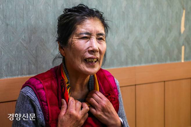 양남면 수렴1리에 거주하는 신외자씨(73)가 갑상선암 수술 흔적을 보여주고 있다. / 이석우 기자