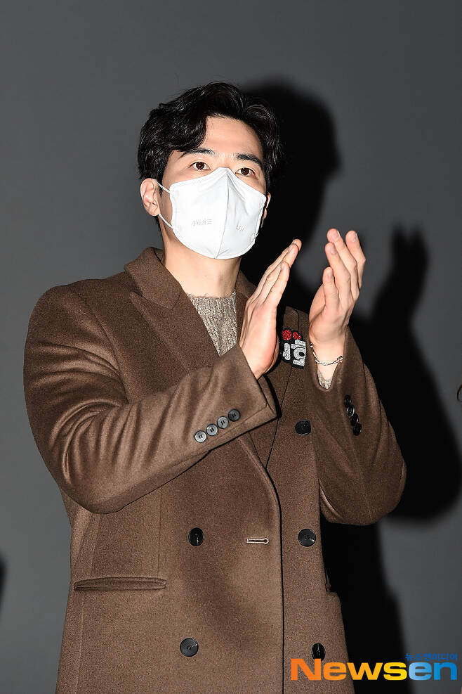 Actors Kim Kang-woo, Lee Yeon-hee, Yi Dong-hwi, Teo Yoo and Hong Ji-young attended the stage greeting of the movie New Years Marriage Blue at the entrance of Lotte Cinema Counter in Jayang-dong, Gwangjin-gu, Seoul on the afternoon of February 20.Actor Kim Kang-woo is attending the stage greeting of the movie Marriage Blue and leaving a greeting.