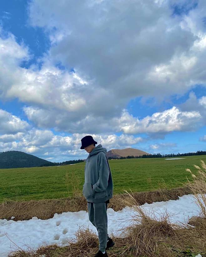 Singer and actor Lee Ji-hoon has released the film Idol Recipe shooting scene.On February 21, Lee Ji-hoon posted two photos on his personal Instagram with an article entitled Mark Ormrod in Jeju Island.Lee Ji-hoon in the public photo is enjoying nature wearing a gray hooded T-shirt and comfortable training suit.Mark Ormrod and the blue sky spread out behind the scenes.Lee Ji-hoon said, Lets see Mark Ormrod behind because I can not even go to the mountain because I shoot.Musical actor Kim So-hyun, who saw this, admired it as beautiful than a real picture.Lee Ji-hoon was cast as Idol manager Bae Jae-sung in Idol Recipe for the 15th year; he lost 6kg in three weeks to collect the topic.