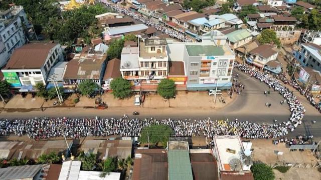 22일 미얀마 몬주의 무돈 지역 시민들이 질서정연하게 줄을 지어도심 집회장으로 걸어가고 있다. SNS 캡처
