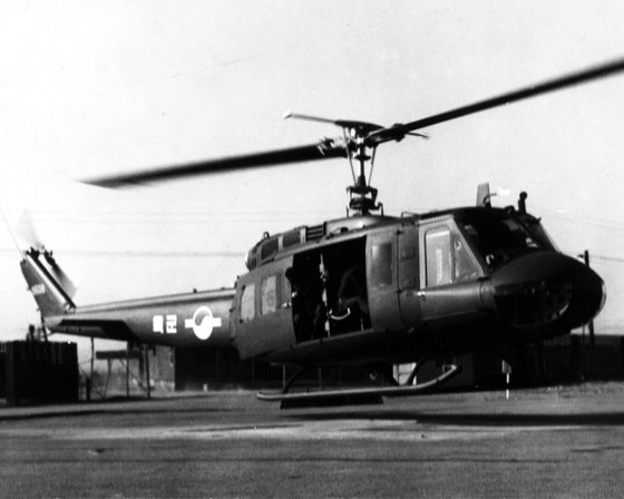 육군은 1968년 12월 처음 도입하기 시작한 UH-1H 헬기를 지난해 7월 모두 퇴역시켰다. 그나마 육군에선 흑백사진 속 추억과 같은 기종으로 남았지만, 해군에선 UH-1H를 초임 조종사들의 기초 비행훈련 헬기로 현재 사용하고 있다. [중앙포토]