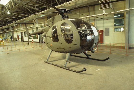 육군이 기초 비행훈련 헬기로 사용 중인 500MD는 대한항공이 1976년부터 국내에서 면허 생산한 기종이다. 사진은 정비고에서 정비를 기다리 500MD. [중앙포토]
