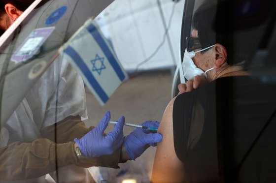 이스라엘 하이파에서 지난달 11일 화이자 백신 접종이 이뤄지고 있다. [AFP=연합뉴스]