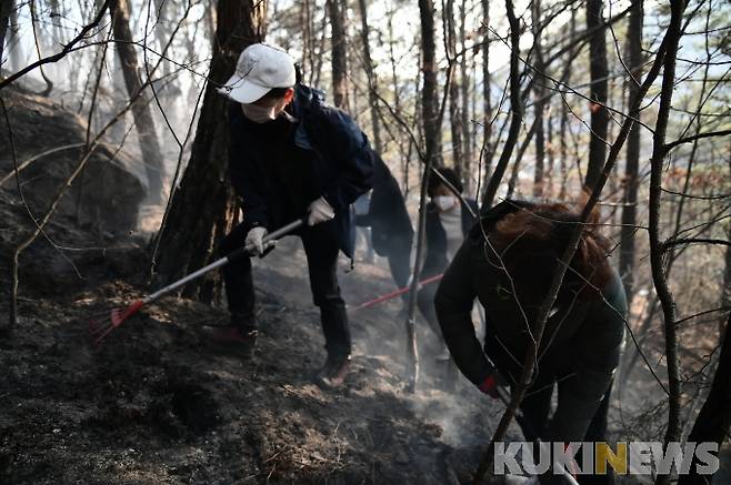 21일 논산시 벌곡면 덕목리 야산에서 발생한 산불을 진화중인 공무원들과 소방관들 모습.