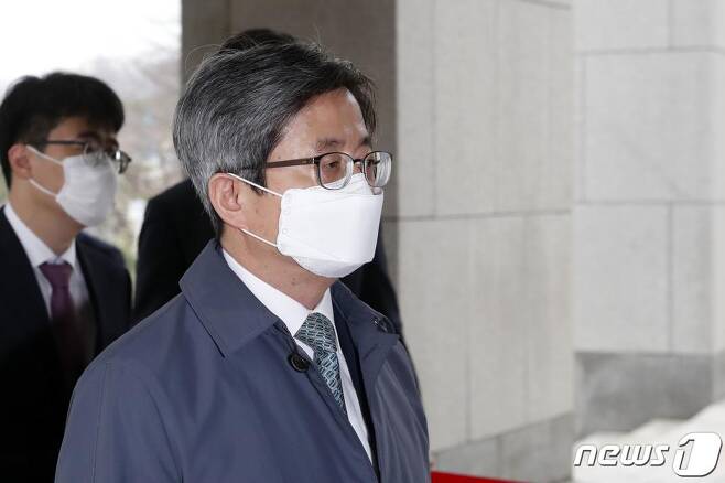 김명수 대법원장이 22일 오전 서울 서초구 대법원으로 출근하고 있다. /사진=뉴스1