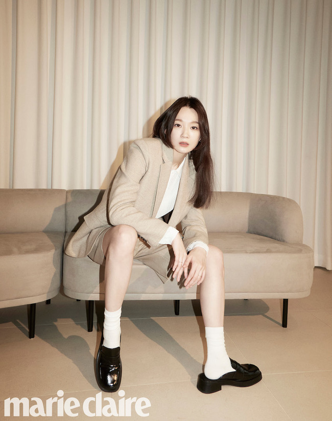A pictorial by Davichi Kang Min-kyung has been released.In the picture released on February 22, Kang Min-kyung completed a sense of styling by completely digesting various styles using spring items.The white Kara nate and wide pants matched the formal look with an intense wine-colored tote bag, giving the point and showing off the cool atmosphere.