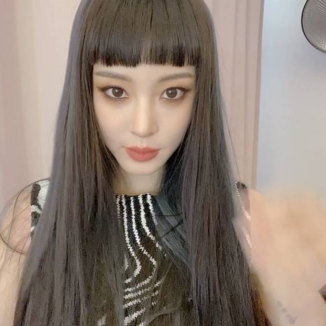 Actor Han Ye-seul flaunted his unrivaled visualsOn February 22, Han Ye-seul posted a video on his instagram.In the public footage, Han Ye-seul showed off her hairstyle, which was long straight and stuck to her bangs; here, with intense eye makeup, Han Ye-seul had a dotty and chic charm.Beautiful looks attract attention while the year goes on and on, it seems to eat Age backwards.