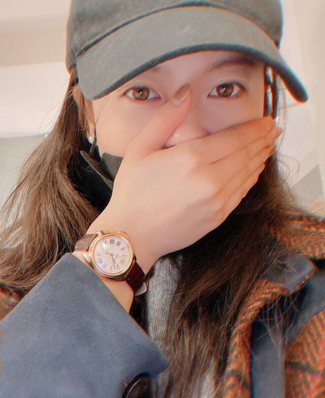 Actor Go Ah-ra flaunted her beautiful beauty by encouraging her to wear MaskOn February 22, Go Ah-ra posted a picture on his Instagram with an article entitled # #Mask # Monday # Healthy # # # Be strong.Go Ah-ra in the photo boasted doll-like eyes through a close-up selfie.Go Ah-ra revealed how she covered her mouth with her hands while wearing Mask, making her feel the size of her small face.On the other hand, Go Ah-ra debuted in 2003 with KBS drama Growth Drama Rounding # 1.Go Ah-ra appeared on KBS 2TV Dodo Solar Solsol which ended in November 2020 and played the role of Gurara.Go Ah-ra attended the 41st Blue Dragon Film Awards on February 9.