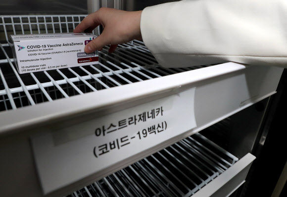 신종 코로나바이러스 감염증(코로나19) 백신 유통 제2차 범정부 통합 모의훈련이 열린 19일 오후 서울 관악구보건소에서 관계자가 아스트라제네카 백신을 전용 냉장고에 넣고 있다. 뉴스1