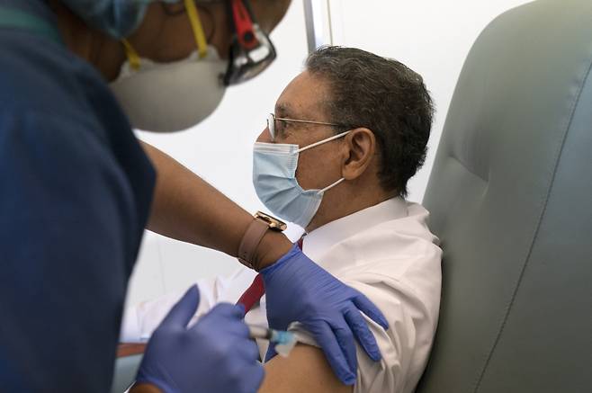 2월10일 워싱턴 남동부의 유나이티드메디컬센터에서 한 남성이 코로나19 예방접종을 맞고 있다. ⓒ연합뉴스=AP