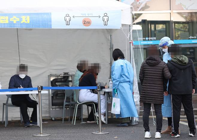 코로나19  ‘3차 대유행’의 여파가 곳곳에서 이어지는 가운데 21일 오후 서울 양천구보건소에 마련된 선별진료소에서 시민들이 검사를 받기 위해 기다리고 있다. 연합뉴스