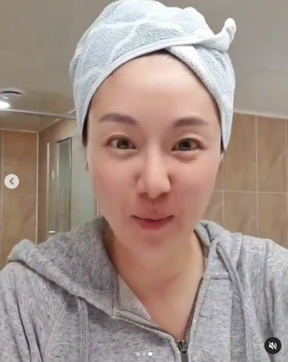 Kim Ji Hye posted a picture on Instagram on the 23rd with an article entitled Why do you look good?The photo showed Kim Ji Hye preparing to go out, including putting a pack on his face and a head mali shortly after washing his face at home.Kim Ji Hye boasted before and after makeup with a full makeup and hair set just before the broadcast.Meanwhile, Kim Ji Hye and Joon Park have two daughters, marriage and child, in 2005.Kim Ji Hye Joon Park and his wife are currently appearing on the JTBC entertainment program I can not be No. 1.