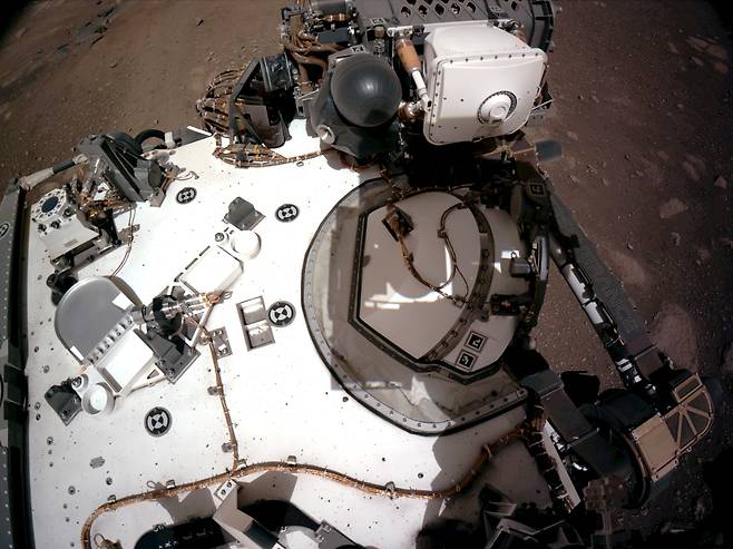 미국 화성 탐사 로버 퍼서비어런스의 착륙 직후 모습./NASA